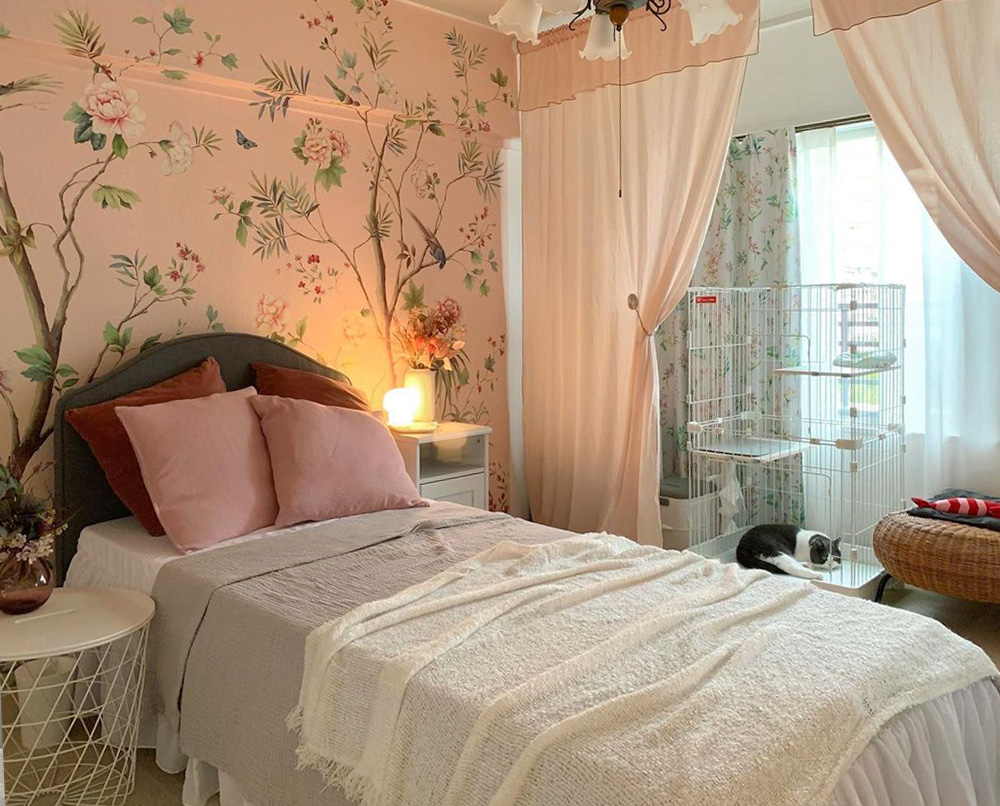シノワズリ調の壁画が主役の華やかな寝室