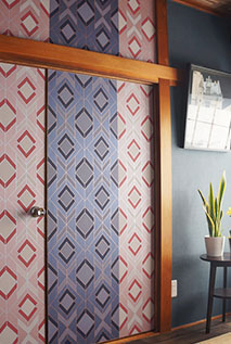 大胆な幾何学柄のモダンな和空間