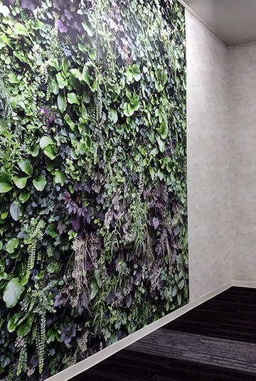 リアルグリーンの壁画で室内を緑化