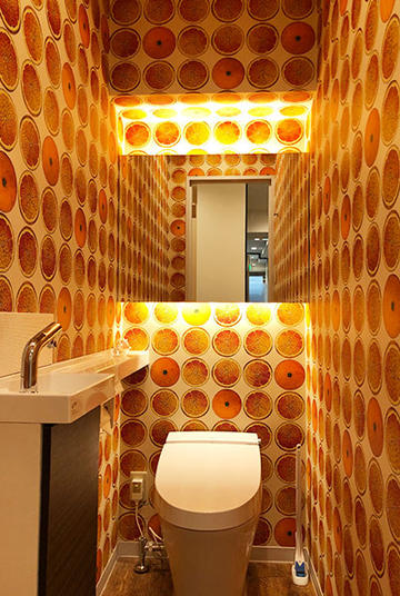 どこまでも広がるオレンジ! 異空間なトイレ
