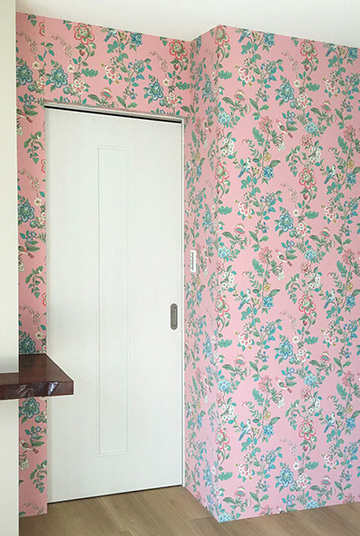 ピンクの花鳥柄が主役の大人可愛い寝室