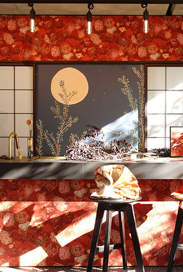テーマは「月光の茶事」ゴッホ壁紙で彩る和のキッチン