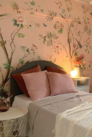  シノワズリ調の壁画が主役の華やかな寝室