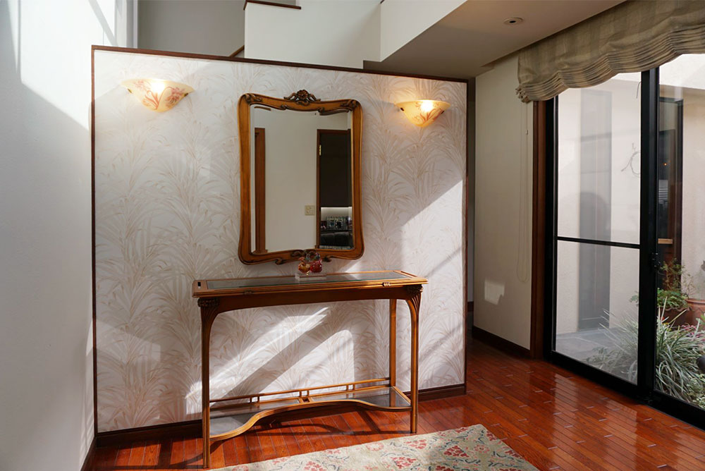 アクセントクロスで演出するエレガントなエントランス 輸入壁紙 クロス のテシード