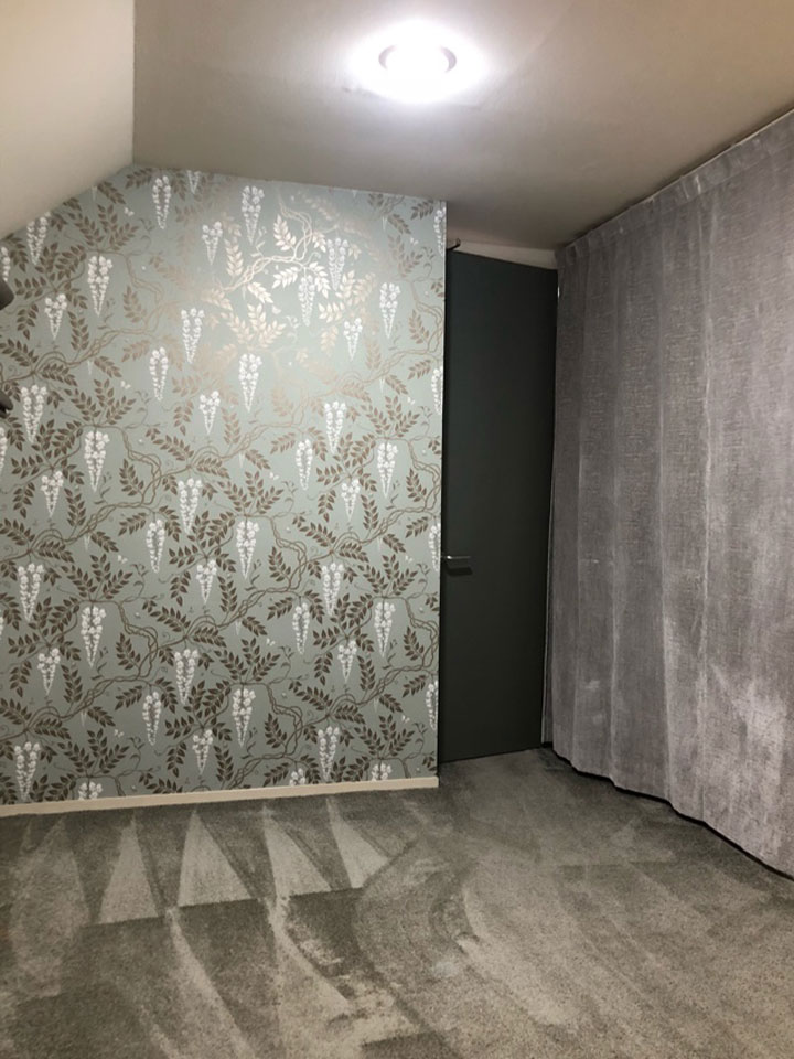 植物柄がアクセント エレガント フェミニンな寝室 輸入壁紙 クロス のテシード