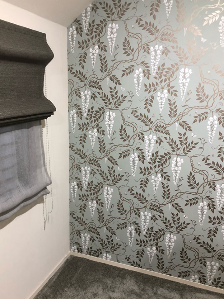 植物柄がアクセント エレガント フェミニンな寝室 輸入壁紙 クロス のテシード