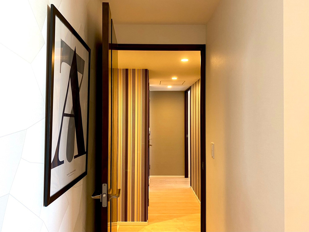 ストライプ柄でスタイリッシュなエントランス空間 輸入壁紙 クロス のテシード