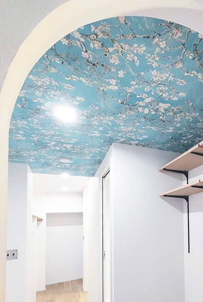 ゴッホ壁紙を天井に 満開の花を見上げるパントリー