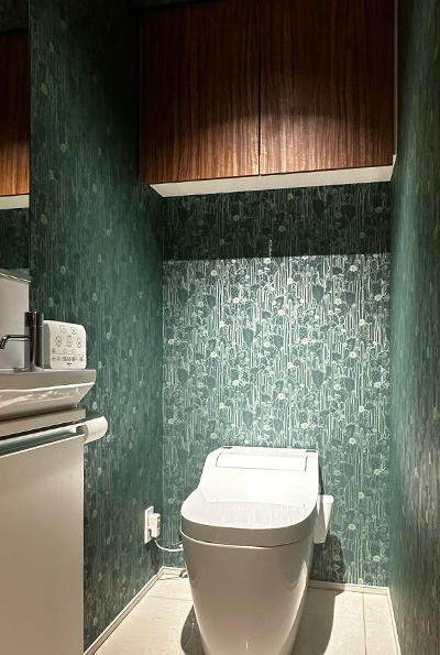 緑に癒されるナチュラルモダンなトイレ